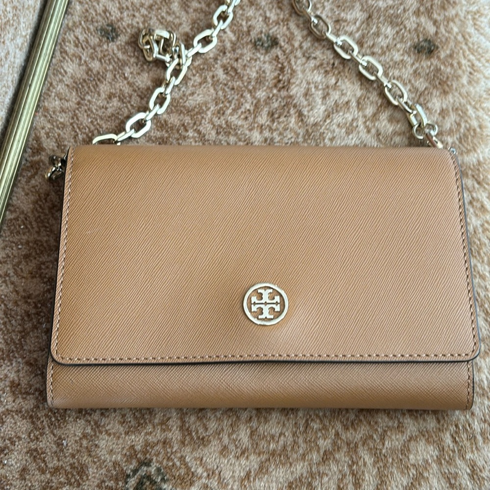 Tory Burch crossbody wallet on chain
